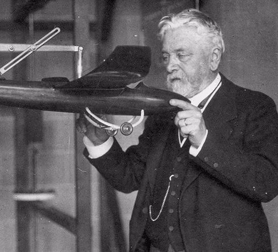 Không bao lâu sau, nhờ sự giúp đỡ của kỹ sư Nepveu, ông Gustave có được công việc mới là thiết kế cầu cho tuyến đường sắt Saint Germaine. Sau khi công ty được Compagnie Générale des Chemins de Fers mua lại, kỹ sư Nepveu đã sắp xếp để ông Gustave trở thành người đứng đầu bộ phận nghiên cứu. Ảnh: toureiffel.paris.