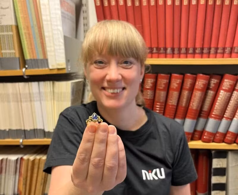 Theo Viện Nghiên cứu Di sản Văn hóa Na Uy, chiếc nhẫn vàng thời Trung cổ lần đầu tiên được xác nhận bởi Linda Åsheim - một trong những nhà khảo cổ học tham gia dự án thoát nước đô thị ở trung tâm Tønsberg. Ảnh: Johanne Torheim/Norwegian Institute for Cultural Heritage Research.