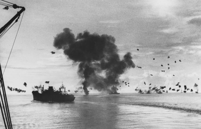 Theo ước tính, trong Trận chiến đảo Guadalcanal kéo dài 6 tháng nhằm giành quyền kiểm soát đảo Guadalcanal, hơn 27.000 người thiệt mạng và nhiều tàu chiến bị phá hủy, đánh chìm. Ảnh: U.S. Navy/National Archives, Washington, D.C.