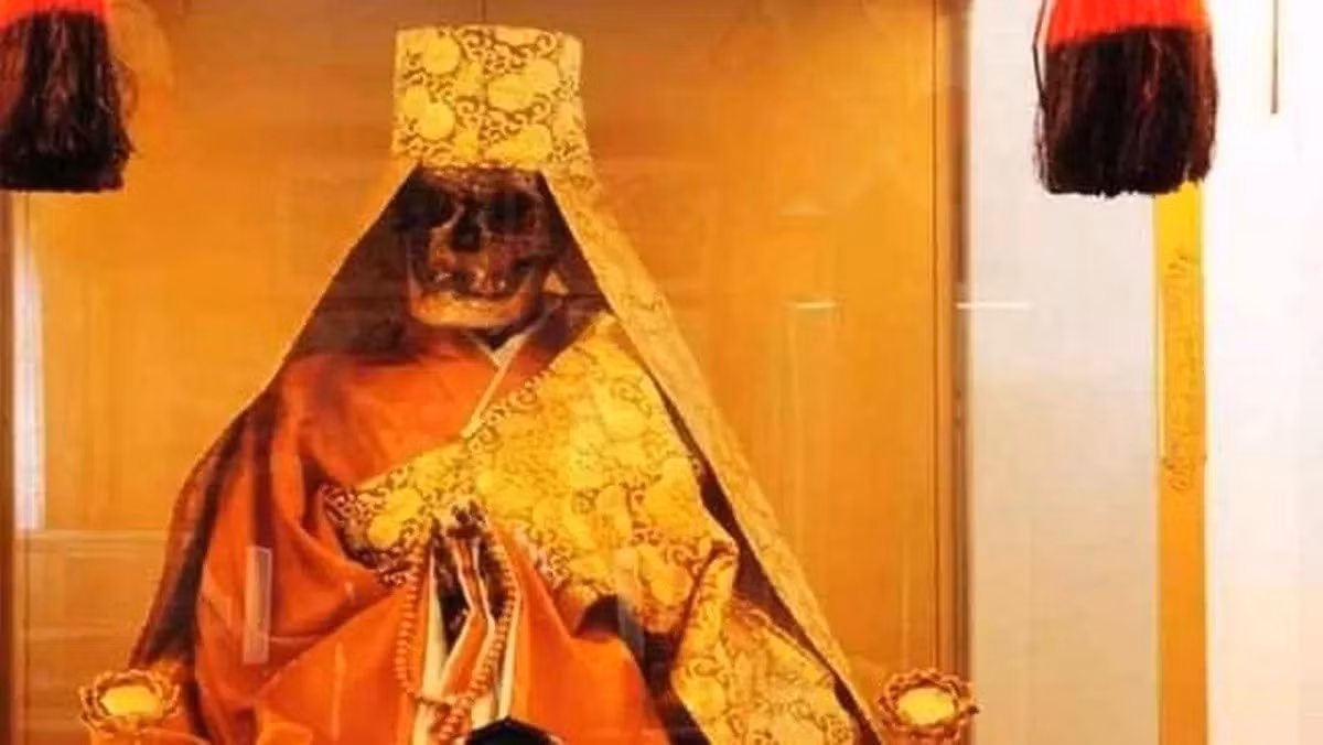 Sau khi khai quật quan tài, các nhà sư theo dõi sẽ kiểm tra xem thi hài có dấu hiệu phân hủy hay không. Nếu thi hài bị phân hủy thì sẽ được tái chôn cất. Nếu xác ướp còn nguyên vẹn thì nhà sư đó sẽ được tôn thành Phật và đưa vào một ngôi đền để thờ cúng. Ảnh: escape.com.au.