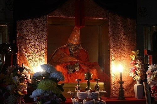 Theo các ghi chép, vào khoảng thế kỷ thứ 9, một nhà sư có tên Kükai (774 - 835) tự ướp xác mình trong một ngôi chùa trên núi Koya, thuộc tỉnh Wakayama. Nhà sư Kükai còn là một học giả, nhà thơ, nghệ sĩ, và sáng lập ra giáo phái bí truyền Shingon ở Nhật Bản. Ảnh: Dainichibou.