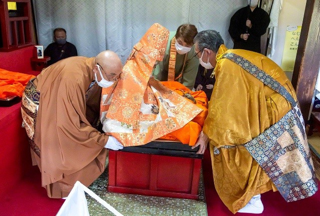 Chất độc từ nhựa cây sơ có thể giúp thi hài nhà sư sau khi qua đời không bị côn trùng phá hủy. Khi "tử thần" đến gần, nhà sư sẽ nghỉ trong một hòm gỗ thông nhỏ chôn sâu dưới mặt đất khoảng 3m. Hòm gỗ được nối với một thanh tre trên mặt đất để cung cấp oxy cho nhà sư. Ảnh: DEGAM Tsuruoka Tourism Bureau.