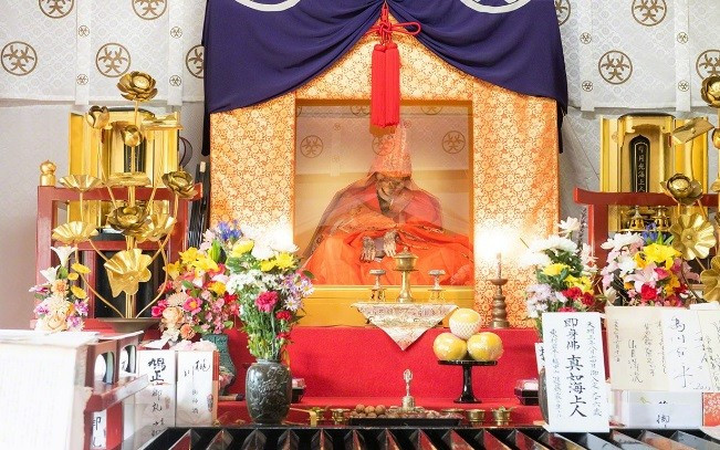 Chế độ ăn uống này thường kéo dài ít nhất 1.000 ngày, thậm chí một số nhà sư còn thực hiện quá trình này lâu hơn. Trong quá trình tự ướp xác, các nhà sư mỗi ngày có thể uống một loại trà được ủ bằng urushi - nhựa của cây sơn với liều lượng nhỏ. Ảnh: DEGAM Tsuruoka Tourism Bureau.