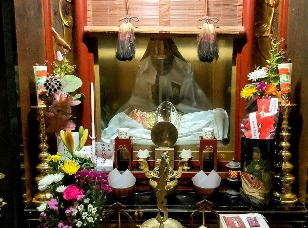 Theo đó, trong những năm cuối đời, nhà sư sẽ ăn các thứ lấy từ những khu rừng gần đó như rễ cây, quả hạch, quả mọng, vỏ cây, lá thông... Chế độ ăn uống này giúp loại bỏ mỡ và cơ, ngăn chặn quá trình phân hủy trong tương lai bằng cách tiêu đốt toàn bộ dinh dưỡng và độ ẩm cho cơ thể đồng thời giúp các nhà sư tập trung hơn vào thiền định. Ảnh: nippon.