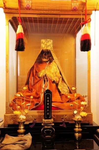 Một chiếc chuông nhỏ được nhà sư cầm để rung lên, thông báo cho mọi người ở trên rằng mình vẫn còn sống. Hàng ngày, nhà sư ngồi thiền và được cung cấp một chút thức ăn và nước uống. Ảnh: buddhistselfmummification.