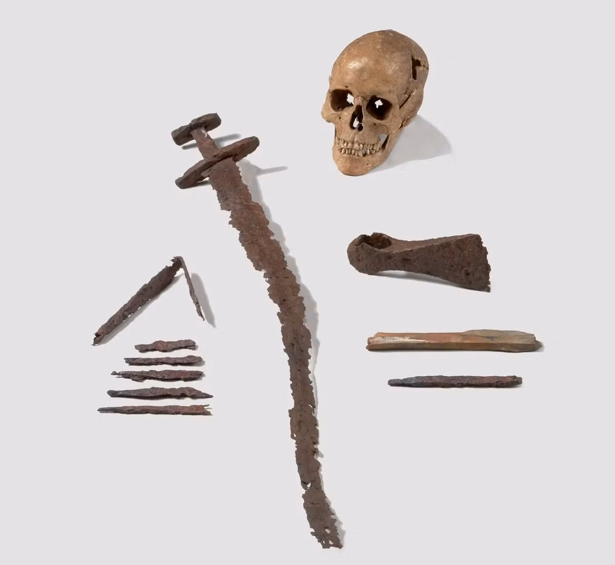 Từ đây, các nhà nghiên cứu cho rằng, người phụ nữ trên có thể là một nữ chiến binh nên mới được chôn cất cùng nhiều vũ khí sau khi qua đời. Ảnh: Ellen C. Holte/©Museum of Cultural History, University of Oslo.