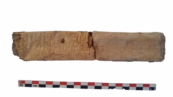 Ông Mohamed Ismail Khaled - Tổng thư ký Hội đồng Cổ vật Tối cao Ai Cập - cho biết, cần tiếp tục nghiên cứu thêm các dòng chữ khắc khác để hiểu rõ hơn về thân thế, lai lịch của các chủ nhân ngôi mộ. Ảnh: Ministry of Tourism and Antiquities.