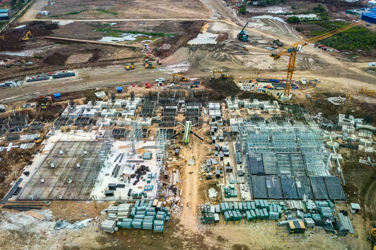 Các kết cấu chính ở khu vực khán đài dần lộ diện sau 5 tháng triển khai. Sân vận động được thiết kế theo tiêu chuẩn FIFA, đủ điều kiện đăng cai các trận đấu World Cup và giải khu vực.