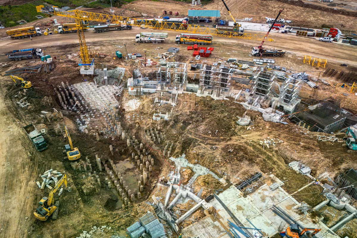 Sau 5 tháng khởi công, các hạng mục lớn của dự án được triển khai đồng loạt. Tại khu vực sân vận động, công trường quy mô lớn đã được thiết lập. Hàng trăm xe, đầu máy chuyên dụng và hàng trăm công nhân được huy động làm việc liên tục. Sân PVF bao gồm 4 khán đài chính A, B, C, D, các khu chuyên môn cho kỹ thuật, an ninh, trung tâm điều hành phát sóng, báo chí, cầu thủ, VIP, dịch vụ ẩm thực...