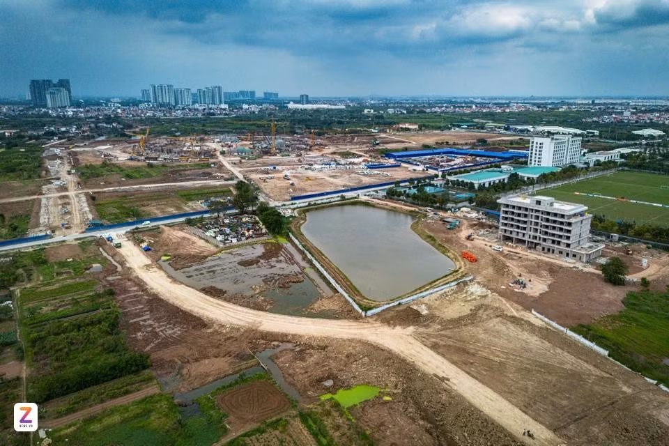 Các trục đường kết nối từ hệ thống giao thông hiện hữu vào sân vận động cũng đang được đẩy nhanh tiến độ thi công. Khi hoàn thành, SVĐ PVF sẽ là trung tâm huấn luyện - thi đấu của lực lượng Công an nhân dân, đồng thời là “ngôi nhà chung” cho các thế hệ cầu thủ trẻ Việt Nam.