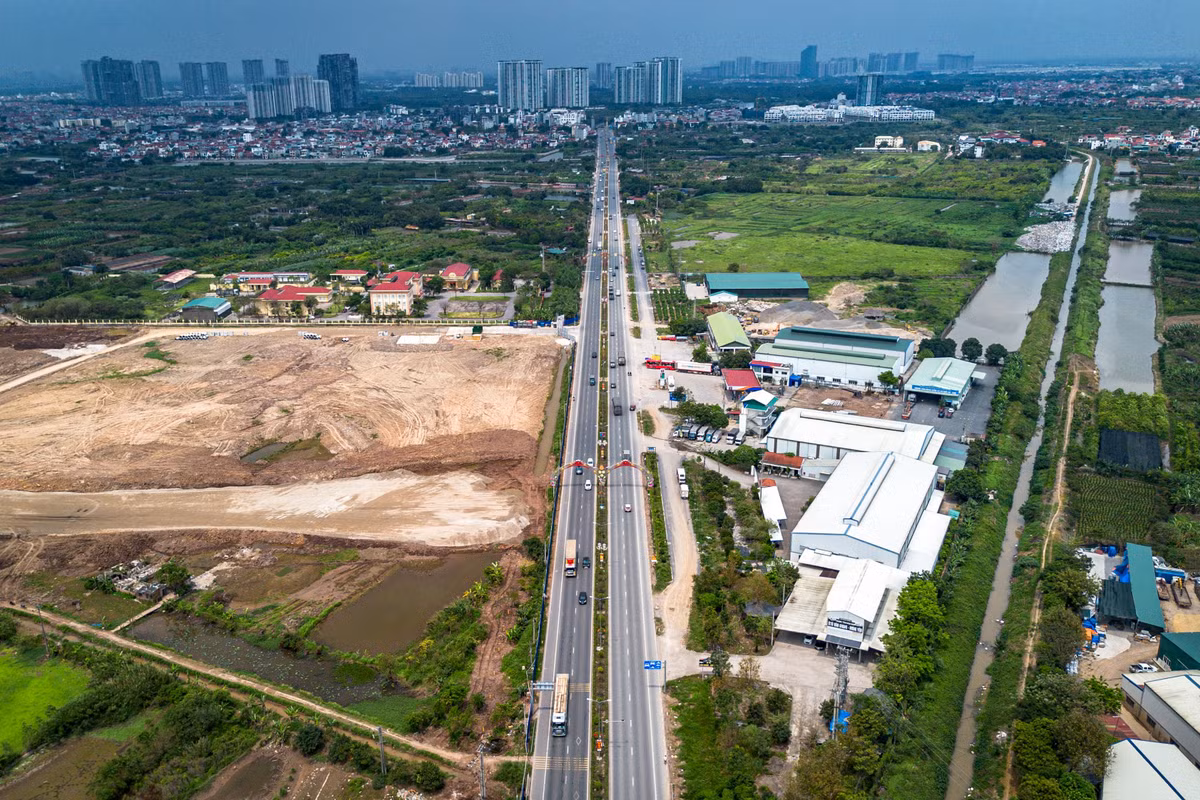 Chạy qua dự án là tuyến đường liên tỉnh Hà Nội - Hưng Yên (DT379). Đây là trục giao thông huyết mạch kết nối sân PVF với Khu đô thị Ecopark, Vinhomes Ocean Park 2 &amp; 3, trung tâm hành chính huyện Văn Giang, nút giao cầu Thanh Trì và các khu công nghiệp phía Tây Hưng Yên.