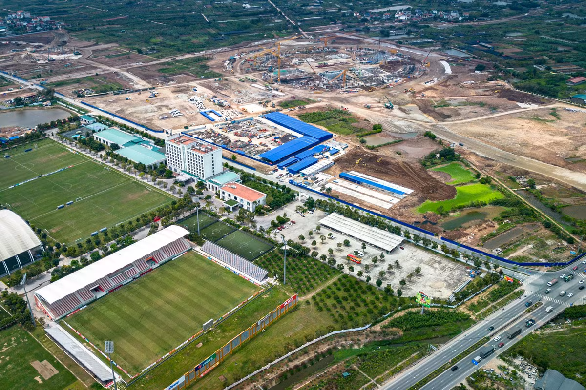 Sân PVF (xã Nghĩa Trụ, tỉnh Hưng Yên) với sức chứa 60.000 chỗ ngồi nằm trong quần thể tổ hợp thể thao - dịch vụ rộng 92 ha. Dự án được Bộ Công an khởi công xây dựng ngày 19/10/2025.