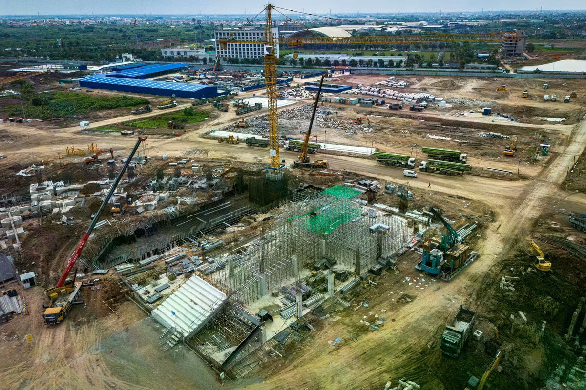 Điểm nhấn của sân PVF là hệ mái vòm thép với cặp dầm vòm hộp dài khoảng 373 m, sâu 10,7 m, rộng 5 m, chịu lực khoảng 8.618 tấn. Mái có kết cấu trượt gồm hai tấm màng xuyên sáng kích thước 78 m x 125 m, có thể đóng/mở trong 12 phút, kết hợp hệ cửa kính end-zone cao 36 m, rộng 55 m, vận hành trong 18 phút. Vật liệu phủ mái sử dụng PTFE, có khả năng truyền sáng tự nhiên, hạn chế hấp thụ nhiệt, ngăn tia UV và giảm tiếng ồn.