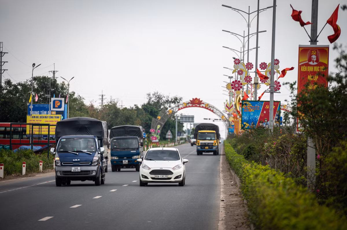 Tuyến đường quy mô 6 làn xe, kết nối từ Văn Giang đến nút giao Yên Mỹ, nhập vào đường nối hai cao tốc Hà Nội - Hải Phòng và Pháp Vân - Cầu Giẽ, tạo trục giao thông xuyên suốt tỉnh Hưng Yên. Tuyến đường này có mặt cắt khá nhỏ, đặt thách thức đối với công trình SVĐ PVF khi đáp ứng lượng người đổ về lúc có sự kiện lớn trong tương lai.