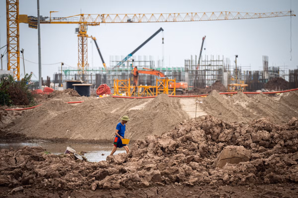 Phần lớn diện tích dự án trước đây là khu vực đất nông nghiệp của người dân lân cận. Hiện công tác giải phóng mặt bằng gần như hoàn tất, các nhà vườn xung quanh sân vận động đã bàn giao đất để thực hiện dự án.