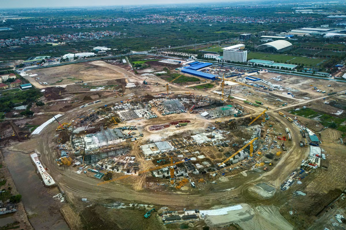 Sân PVF mới có diện tích 55.000 m2 với 60.000 chỗ ngồi, khi hoàn thành sẽ là sân có sức chứa lớn thứ hai Việt Nam khi vượt qua SVĐ Quốc gia Mỹ Đình với 40.000 chỗ ngồi và đứng sau SVĐ Lạc Việt với 135.000 chỗ ngồi.