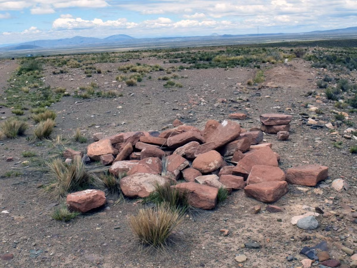 Từ đây, nhóm nghiên cứu biết được địa điểm này có tầm quan trọng trong việc kết nối với mọi người. Ông Capriles giải thích rằng, con người đã di chuyển, buôn bán và xây dựng các công trình kỷ niệm tại những địa điểm có ý nghĩa trên khắp cảnh quan núi non khô cằn. Ảnh: José Capriles / Penn State. Creative Commons.