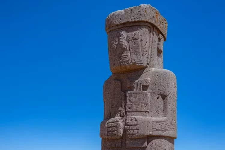 Vào thời kỳ đỉnh cao của nền văn minh Tiwanaku, ngọn đồi - nơi phát hiện tàn tích ngôi đền cổ - đã kết nối 3 tuyến thương mại chính: từ cao nguyên màu mỡ phía bắc, vùng khô cằn phía tây và các thung lũng Andean giàu nông nghiệp phía đông. Đây là một vị trí chiến lược quan trọng. Ảnh: Ignacio Palacios / Stone / Getty Images.