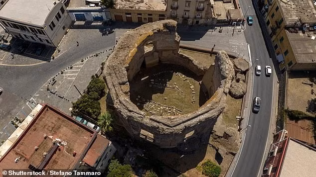 Các chuyên gia cho hay đền thờ thần Vệ Nữ nằm ở Phlegraean Fields - một khu vực núi lửa bị ảnh hưởng bởi hiện tượng "bradyseism" - hiện tượng bề mặt Trái đất nhô lên và chìm xuống chậm do hoạt động núi lửa. Ảnh: Shutterstock/Stefano Tammaro.