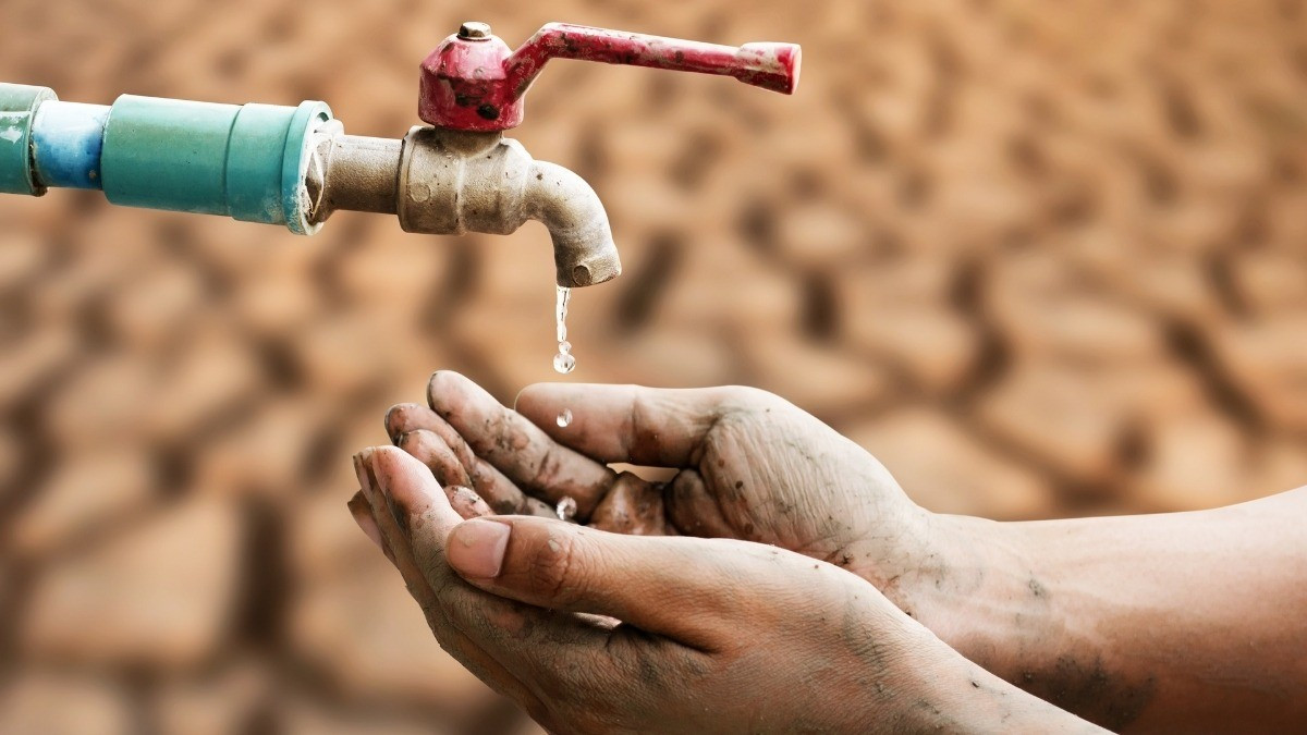 Các chuyên gia cho hay biến đổi khí hậu càng làm trầm trọng thêm vấn đề này, thúc đẩy sự biến mất của hơn 30% khối lượng sông băng trên thế giới kể từ năm 1970 và nguồn nước tan chảy theo mùa mà hàng trăm triệu người phụ thuộc vào. Ảnh: piyaset/Getty Images/Canva.