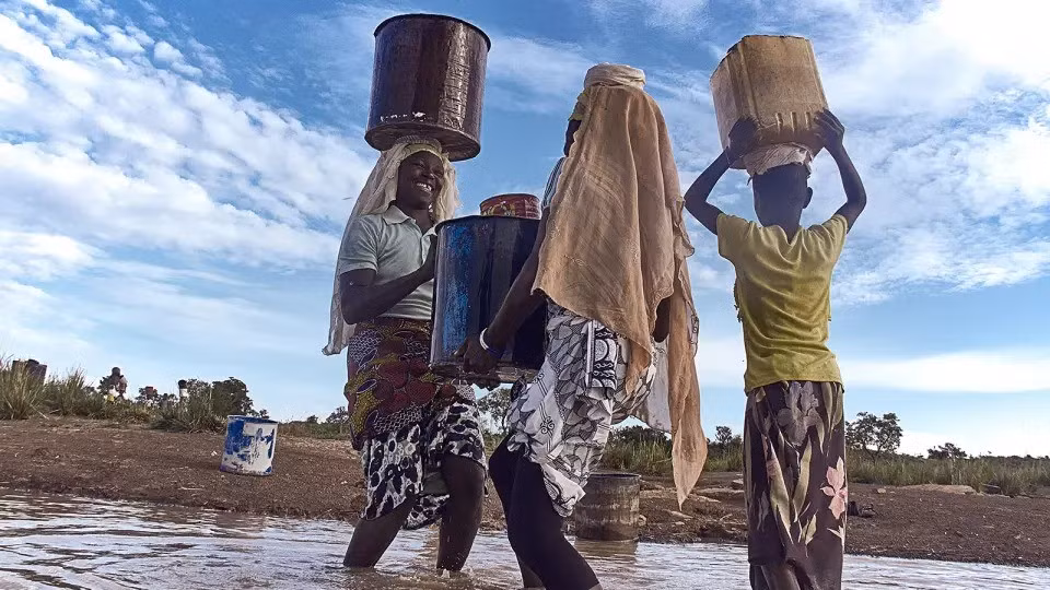 Nhóm tác giả của báo cáo đề xuất sử dụng một thuật ngữ thay thế là "sự phá sản nguồn nước" - một trạng thái mà việc sử dụng nước lâu dài vượt quá nguồn cung cấp và gây thiệt hại nghiêm trọng cho thiên nhiên đến mức không thể khôi phục lại mức độ trước đây một cách thực tế. Ảnh: Evans Ahorsu.