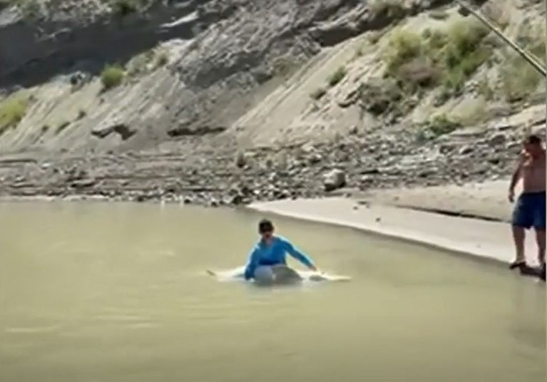 View - 'Quái vật' sông sâu hơn 100 tuổi bị cần thủ bất ngờ tóm sống | Báo Tri thức và Cuộc sống - TIN TỨC PHỔ BIẾN KIẾN THỨC 24H