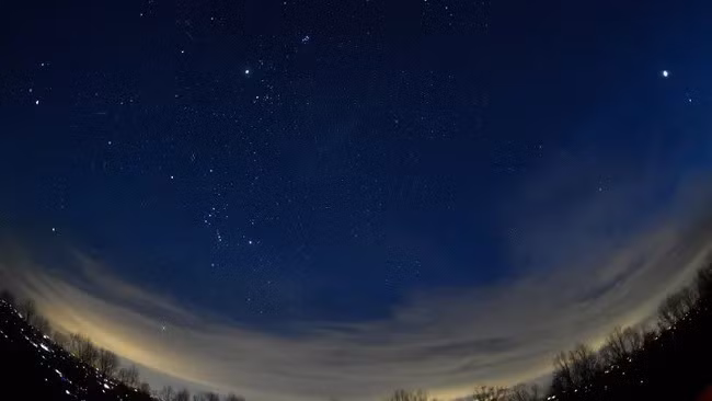 Sáu hành tinh gồm sao Thủy, sao Kim, sao Mộc, sao Thổ, sao Thiên Vương và sao Hải Vương sẽ cùng xuất hiện trên bầu trời đêm sẽ bắt đầu từ ngày 17/8. "Cuộc diễu hành hành tinh" khá hiếm gặp này, đôi khi bị nhầm lẫn là sự liên kết các hành tinh, sẽ tiếp tục cho đến ngày 20/8. Ảnh: Peter Zay/Anadolu via Getty Images via Getty Images.