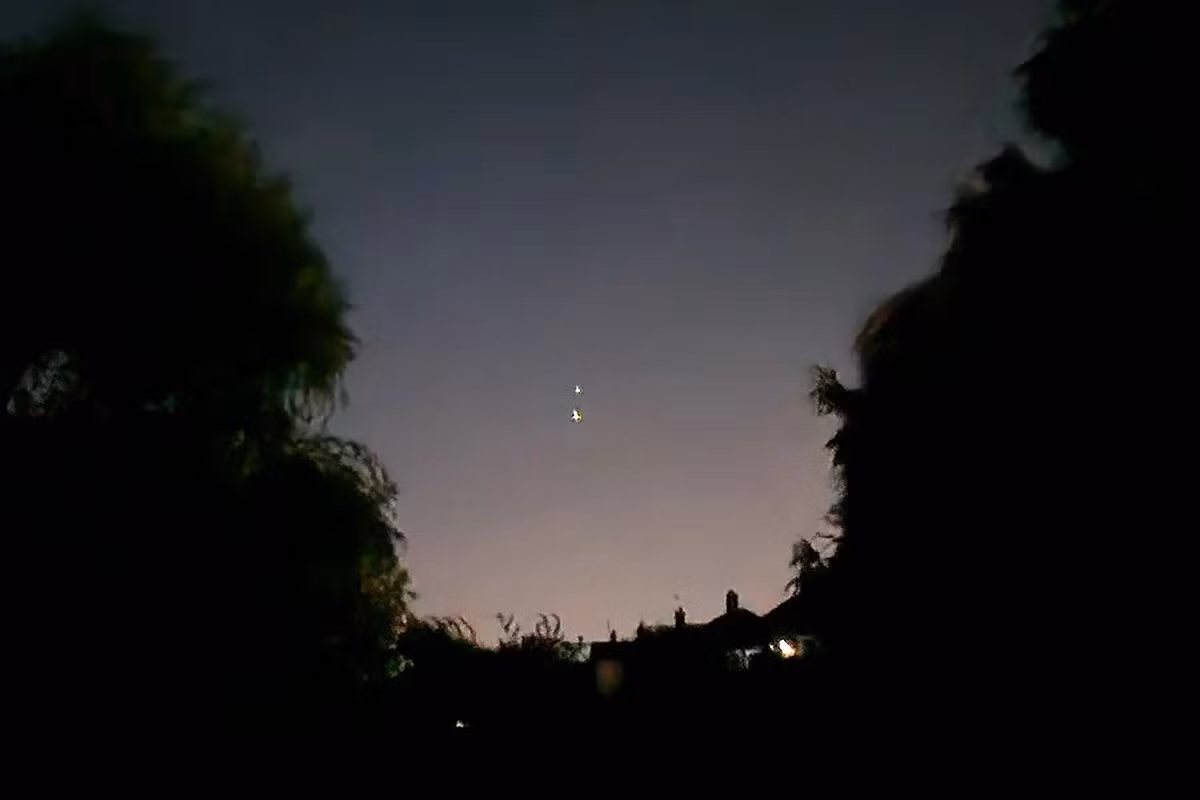 Sao Thủy có thể được nhìn thấy bên dưới sao Mộc và sao Kim nhưng sẽ dễ dàng quan sát hơn vào ngày 19/8. Đến sáng 19/8 và ngày 20/8, một mặt trăng lưỡi liềm mỏng sẽ ở rất gần sao Mộc và sao Kim - một điểm nhấn trực quan của "cuộc diễu hành hành tinh". Ảnh: Angela Hegarty.