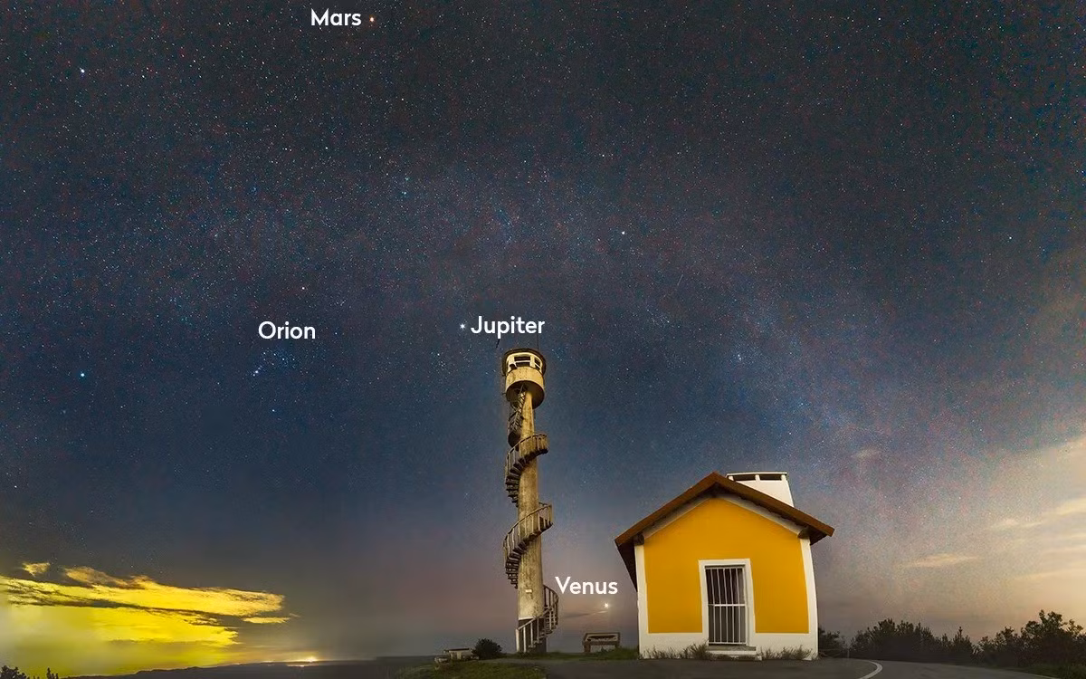 Dưới bầu trời quang đãng, người yêu thiên văn sẽ có thể quan sát sao Kim, sao Mộc và sao Thổ. Sao Thủy sẽ gần đường chân trời hơn nhưng vẫn đủ sáng để hầu hết người quan sát có thể nhìn thấy. Ảnh: Rui Santos, Pinhal de Leiria, Portugal, 28 February 2025.