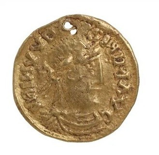 Khi sử dụng máy dò kim loại tại cánh đồng gần Elsing - ngôi làng ở Norfolk, Anh vào năm 2024, một người dân đã tìm thấy đồng tiền vàng cổ xưa quý hiếm. Khu vực tìm thấy cổ vật là một trong những khu vực đầu tiên ở Anh bị lực lượng Viking xâm chiếm. Ảnh: Norfolk County Council; CC BY-SA 4.0; Record ID: NMS-448BFB - EARLY MEDIEVAL pendant.