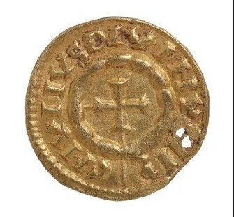 Theo các nhà nghiên cứu, đồng tiền vàng có hình con trai của hoàng đế Charlemagne. Còn được gọi là Charles Đại đế, hoàng đế Charlemagne là Vua của người Frank (768 - 814) và là Hoàng đế La Mã Thần thánh đầu tiên (800 - 814). Ảnh: Norfolk County Council; CC BY-SA 4.0; Record ID: NMS-448BFB - EARLY MEDIEVAL pendant.