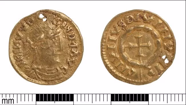 Đồng tiền vàng mới tìm thấy có thể là vật kỷ niệm do một chiến binh Viking thuộc "Đại quân ngoại giáo" đánh rơi. Lực lượng Viking đã xâm lược nước Anh vào năm 865. Cuộc tấn công này đã dẫn đến sự hình thành vương quốc Viking ở đó, được gọi là Danelaw. Ảnh: Norfolk County Council; CC BY-SA 4.0; Record ID: NMS-448BFB - EARLY MEDIEVAL pendant.