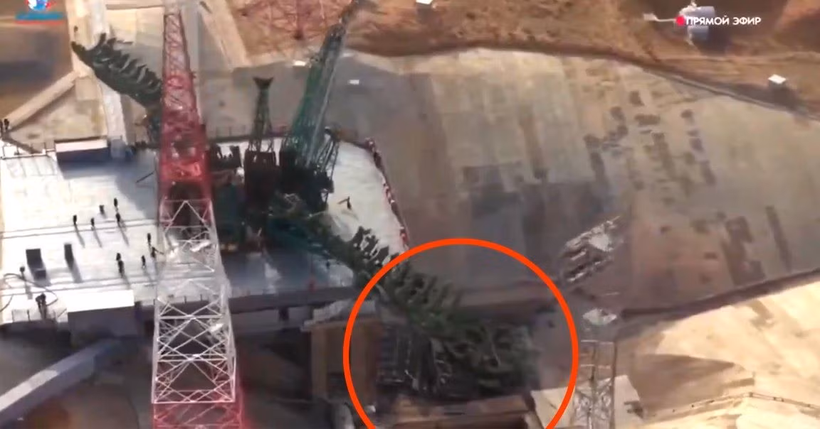 "Khu vực phóng được kiểm tra như thường lệ sau mỗi lần phóng tên lửa. Một số bộ phận của bệ phóng bị phát hiện hư hại", Roscosmos cho biết. Ảnh: Katya Pavlushchenko via X.