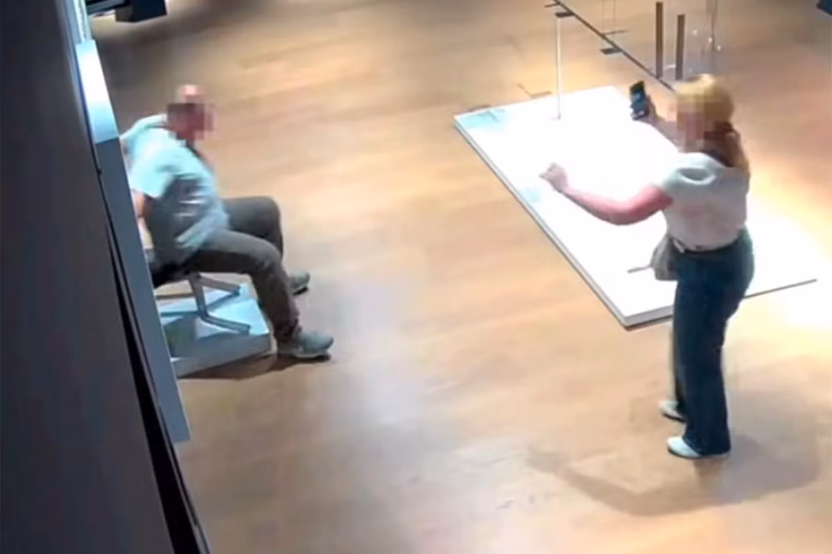 "Đôi khi chúng ta mất lý trí để chụp một bức ảnh mà không nghĩ đến hậu quả. Dĩ nhiên, đây là một tai nạn nhưng hai người này rời đi mà không nói gì với chúng tôi. Vậy nên, đó không còn là hành động vô ý nữa", giám đốc bảo tàng Vanessa Carlon cho hay. Ảnh: Palazzo Maffei Verona.