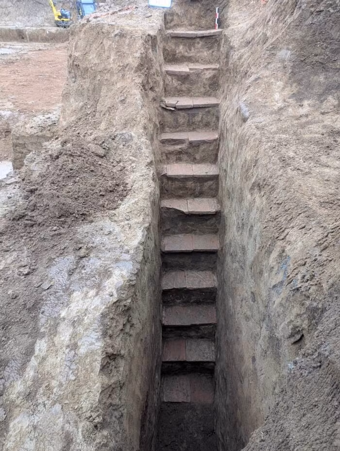 Bên dưới lòng đất, các nhà khảo cổ phát hiện cầu thang dẫn xuống một hầm mộ của người La Mã. Họ đã khai quật được 34 ngôi mộ với nhiều bộ hài cốt. Bên trong các ngôi mộ còn có các hiện vật như đồ trang sức, đồ thủy tinh, tiền xu, bình gốm từ Bắc Phi, thậm chí cả một phần của chiếc khiên diễu binh cực kỳ quý hiếm. Ảnh: Constanța Museum of National History and Archaeology/Facebook.
