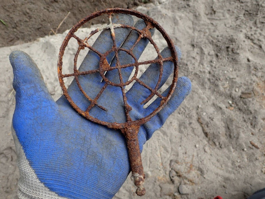 Trong số các hiện vật được tìm thấy trong mộ cổ, nổi bật là một hiện vật bằng thép được khắc biểu tượng của Luftwaffe được chôn cùng 18 lính dù phát xít Đức. Ảnh: Facebook/POMOST.