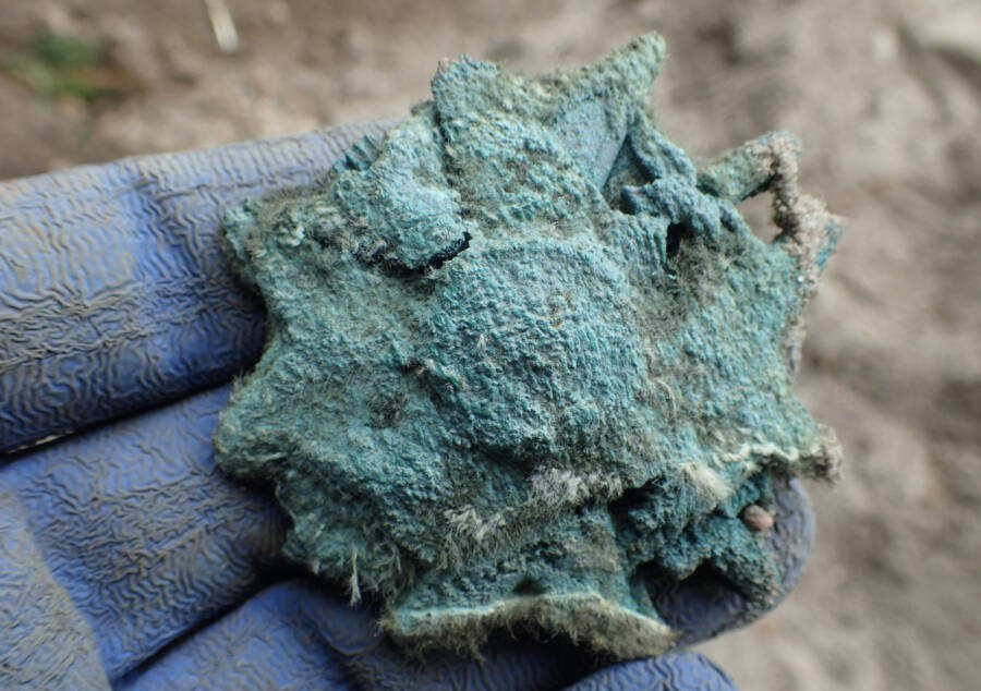 Các thi hài được chôn cất cạnh nhau. Tomasz Czabanski, chủ tịch của POMOST cho hay các thành viên của Luftwaffe có khả năng đã thiệt mạng vào năm 1945 bởi nhiều ngôi mộ riêng lẻ của phát xít Đức đã được phát hiện trong khu vực này. Ảnh: Facebook/POMOST.