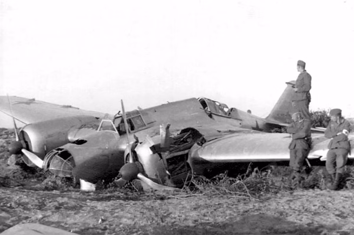 Theo đó, Liên Xô chịu tổn thất lớn trong giai đoạn đầu của cuộc chiến với phát xít Đức. Dù vậy, trong điều kiện khó khăn đó, các máy bay ném bom của Liên Xô đã xuất kích và tấn công đáp trả Đức. Cuộc tấn công này diễn ra chưa đầy 1 giờ sau khi Đức quốc xã tấn công xâm lược Liên Xô. Ảnh: Archive photo.