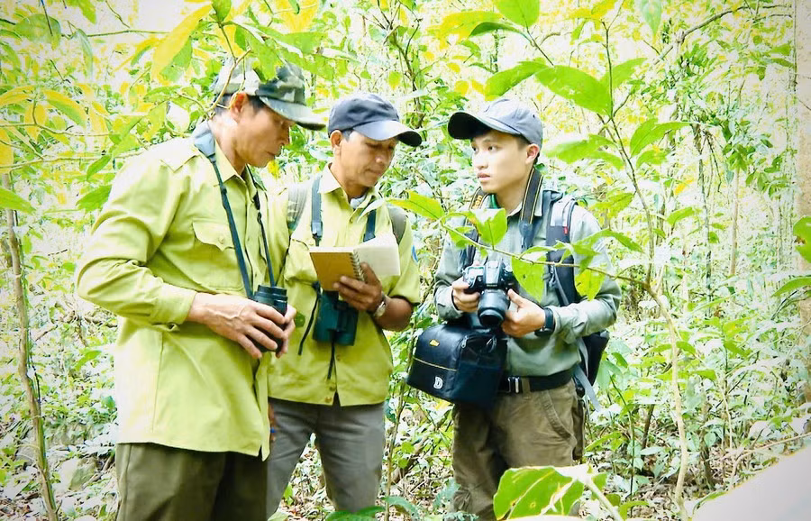 Ông Djung (đứng giữa) cùng thành viên Hội Động vật học Frankfurt Đức nghiên cứu thực địa. Ảnh Kim Ngân