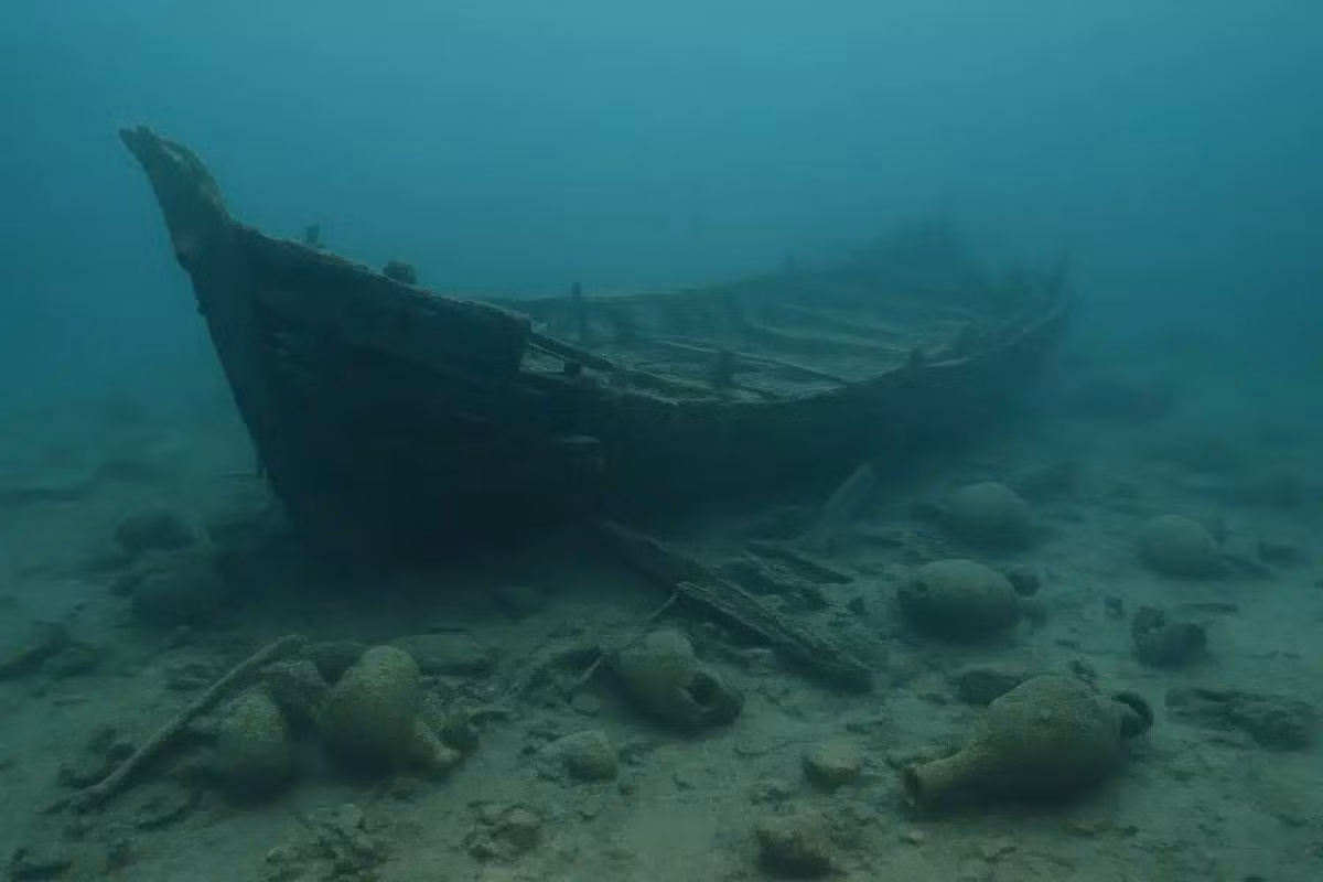 Bên cạnh việc tìm thấy kho báu tiền cổ "khủng" và quý giá, các chuyên gia và thợ lặn còn phát hiện một xác tàu cổ dài gần 20m ở gần đó. Những mảnh vỡ của con tàu được xác định có niên đại vào thế kỷ 3. Nhiều phần của con tàu vẫn ở tình trạng khá tốt. Ảnh: GreekReporter Archive.