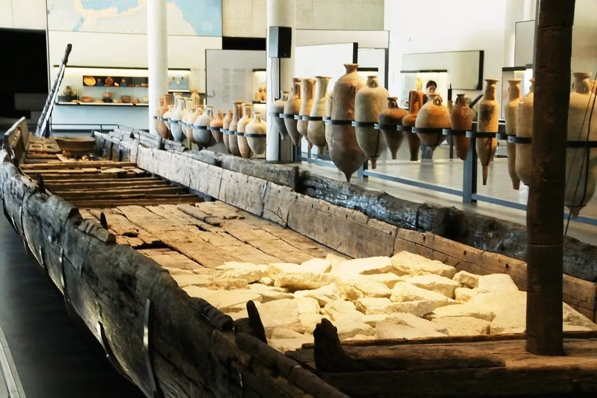 Trước khám phá này, các chuyên gia đã có những phát hiện khảo cổ thú vị khác ở sông Rhône. Trong những năm trước, giới khảo cổ đã phát hiện một chiếc xà lan cổ, một bức tượng bán thân bằng đá cẩm thạch có kích thước tương đương một người đàn ông được cho là Julius Caesar và một số đồng tiền xu khác dưới đáy sông Rhône. Ảnh: ontherhone.