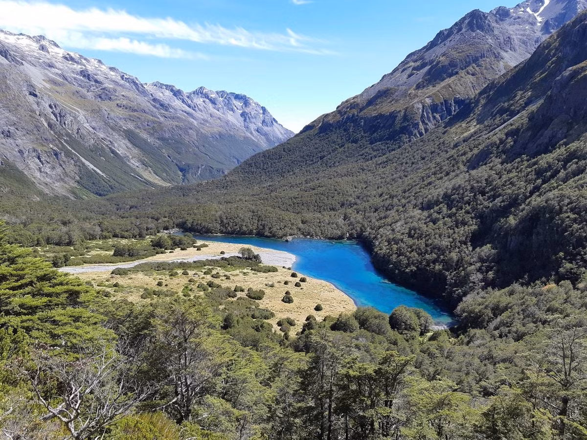 Việc xuống nước bị cấm bởi vì hồ Rotomairewhenua được người Māori địa phương coi là linh thiêng. Ảnh: The Rabbit.