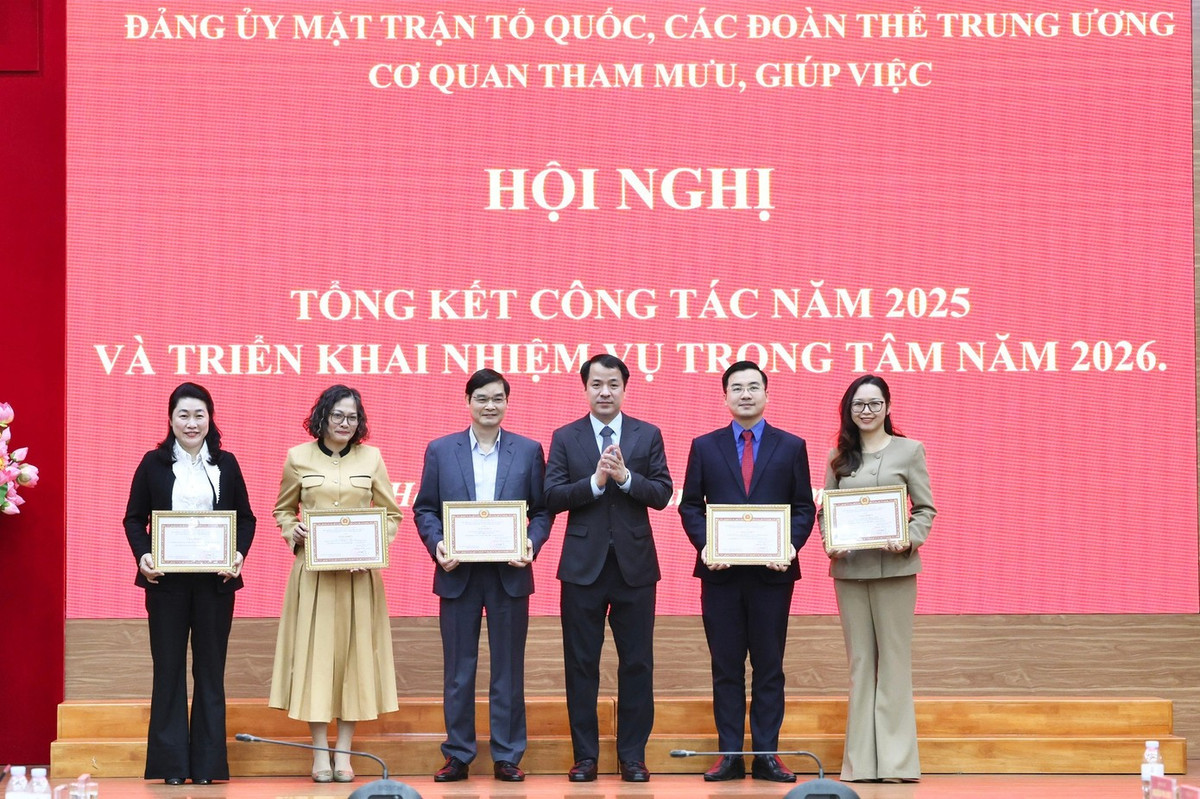 Đảng ủy MTTQ, các đoàn thể Trung ương trao khen thưởng cho các tập thể, cá nhân có thành tích xuất sắc trong năm 2025. Ảnh: Thu Hà.