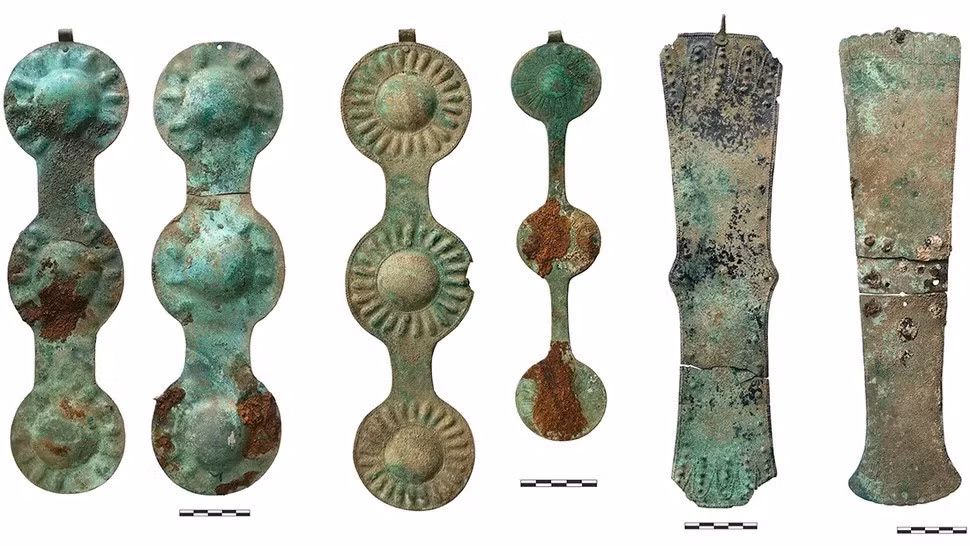 Trong số các hiện vật tìm thấy, đáng chú ý là việc các nhà khảo cổ khai quật được một tấm bảng khảm vàng khắc họa hình đầu và chân trước của một con hổ ở phía đông nam gò đất. Tại phía tây gò đất, họ tìm thấy các mảnh vỡ của một chiếc muôi đồng và một chiếc vạc. Ảnh: Institute of Archaeology of the Russian Academy of Sciences.