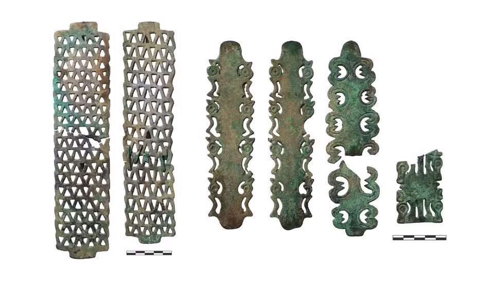 Cuộc khai quật mới đây của các chuyên gia đã phát hiện kho báu cổ vật nằm giữa các gò đất. Tổng cộng, họ tìm thấy hơn 100 hiện vật, chủ yếu liên quan đến cưỡi ngựa, cũng như hơn 500 hạt bằng đồng. Ảnh: Institute of Archaeology of the Russian Academy of Sciences.