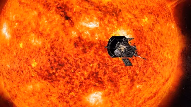 Tàu Parker Solar Probe đang di chuyển bên trong vành nhật hoa của Mặt trời. Việc tàu thăm dò này di chuyển trong phạm vi lân cận Mặt trời và tiếp tục bay mà không gặp vấn đề gì minh chứng cho những phát minh và sáng tạo của con người cũng như mở đường cho những bước tiến xa hơn trong hành trình khám phá vũ trụ trong tương lai. Ảnh: Illustration/NASA.