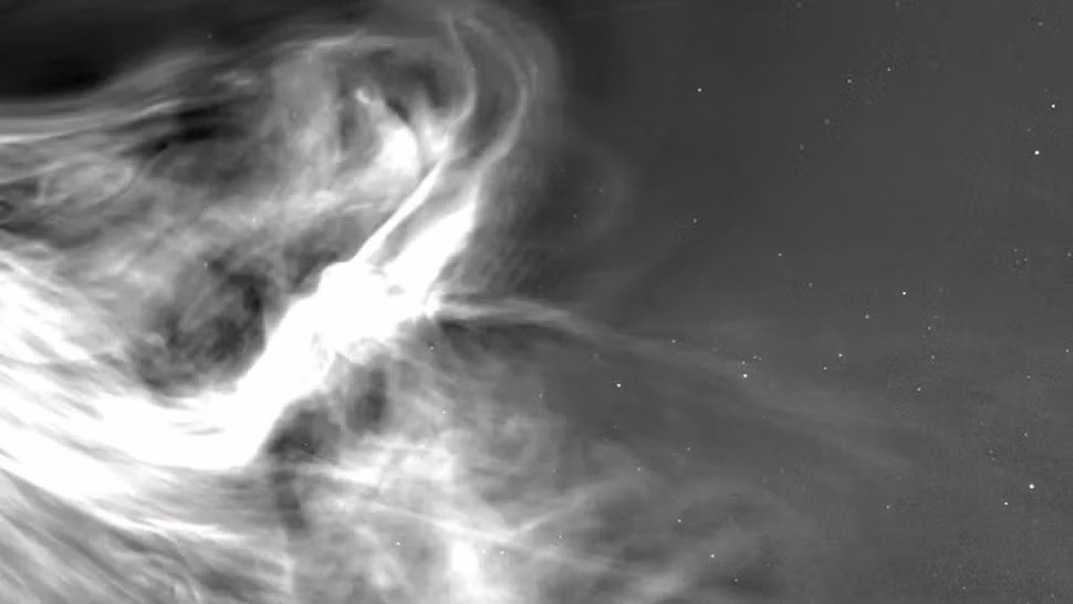 Dòng vật chất này lao qua hệ Mặt trời với tốc độ hơn 1,6 triệu km/giờ, kết hợp với từ trường và vật chất phóng ra từ Mặt trời để tạo ra cực quang, làm mỏng khí quyển hành tinh, sản sinh dòng điện có thể gây nhiễu mạng lưới điện trên Trái đất. Ảnh: NASA/Johns Hopkins APL/Naval Research Lab.