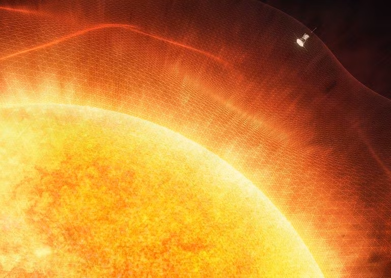 Được phóng vào năm 2018, tàu Parker Solar Probe ngày càng tiến gần hơn đến ngôi sao ở trung tâm hệ Mặt trời. Vào tháng 12/2024, tàu thăm dò chỉ cách tâm hệ Mặt trời hơn 6,1 triệu km. Trong chuyến bay ngang qua gần nhất này, tàu thăm dò của NASA đã chụp nhiều hình ảnh về bầu khí quyển của Mặt trời. Ảnh: NASA/Johns Hopkins APL/Ben Smith.