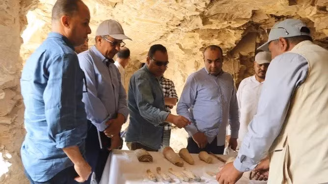 Bộ Du lịch và Cổ vật Ai Cập cũng cho hay đã tìm thấy nhiều đồ tạo tác và các bức tượng trong 3 ngôi mộ cổ. Ảnh: Ministry of Tourism and Antiquities.