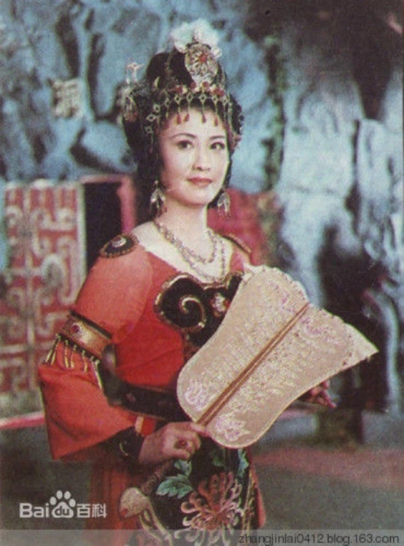 Khi đại náo thiên cung, Tôn Ngộ Không đạp đổ lò bát quái đã dẫn tới ngọn lửa cháy quanh năm ở Hỏa Diệm Sơn. Để thầy trò Đường Tăng có thể thuận lợi đi qua Hỏa Diệm Sơn, Tôn Ngộ Không 3 lần lặn lội đi mượn quạt Ba Tiêu để dập lửa. Tuy nhiên, Thiết Phiến công chúa kiên quyết không cho mượn.